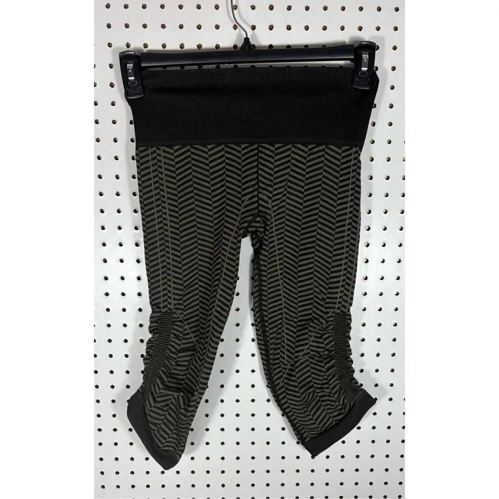 Lululemon in the flow crop leggings sizs S